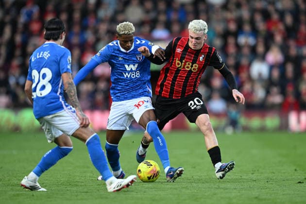 Bournemouth v Sunderland, Premier League Alex Jimenez (20) of AFC Bournemouth battles for possession with Nilson Angulo (10) of Sunderland during the Premier League match between Bournemouth and Sunderland at the Vitality Stadium, Bournemouth, UK on 28 February 2026. Bournemouth Vitality Stadium Dorset UK Editorial use only DataCo restrictions apply See www.football-dataco.com , Copyright: xGrahamxHuntx PSI-23826-0083