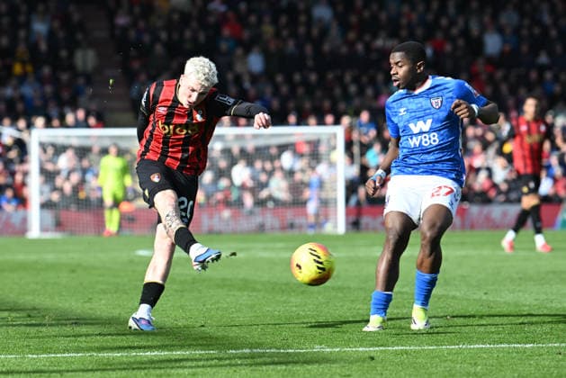 Bournemouth v Sunderland, Premier League Alex Jimenez (20) of AFC Bournemouth shoots at goal during the Premier League match between Bournemouth and Sunderland at the Vitality Stadium, Bournemouth, UK on 28 February 2026. Bournemouth Vitality Stadium Dorset UK Editorial use only DataCo restrictions apply See www.football-dataco.com , Copyright: xGrahamxHuntx PSI-23826-0088