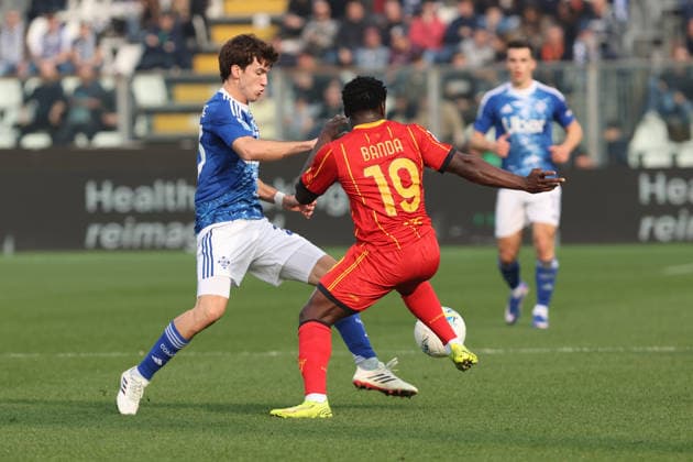 Como™s Maximo Perrone Lecce™s Lameck Banda during the Serie A soccer match between Como and Lecce at the Giuseppe Sinigaglia stadium in Como, north Italy - February 28, 2026 - Soccer.  Copyright: xAntonioxSaia LaPressex
