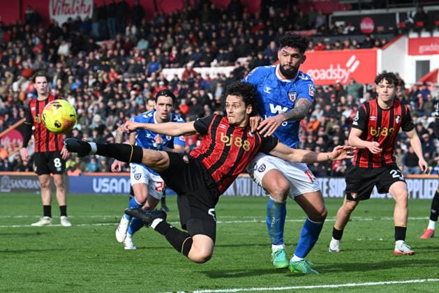 Sport Bilder des Tages Bournemouth v Sunderland, Premier League Enes Unal (26) of AFC Bournemouth attempt to shoot at goal as he is challenged by Omar Alderete (15) of Sunderland during the Premier League match between Bournemouth and Sunderland at the Vitality Stadium, Bournemouth, UK on 28 February 2026. Bournemouth Vitality Stadium Dorset UK Editorial use only DataCo restrictions apply See www.football-dataco.com , Copyright: xGrahamxHuntx PSI-23826-0100