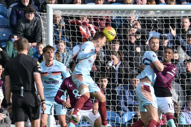 28th February 2026; Turf Moor, Burnley, Lancashire, England; Premier League Football, Burnley versus Brentford; Mikkel Damsgaard of Brentford scores in the 9th minute to go 0-1  LeexDurkin