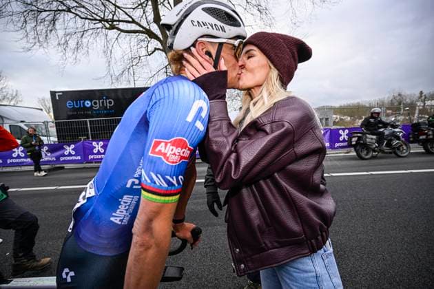 Omloop Het Nieuwsblad 2026 Cycling Race NINOVE, BELGIUM - FEBRUARY 28 : Van Der Poel Mathieu (NED) of Alpecin-Premier Tech celebrating his victory with his wife during the 81th edition of Omloop Het Nieuwsblad an UCI World Tour 1.UWT one day cycling road race for Men Elite of km with start in Ghent and finish in Ninove on February 28, 2026 in Ninove, Belgium, 28 02 2026 ( Motordriver Kenny Verfaillie - Ninove Belgium  Copyright: xNicoxVereeckenx