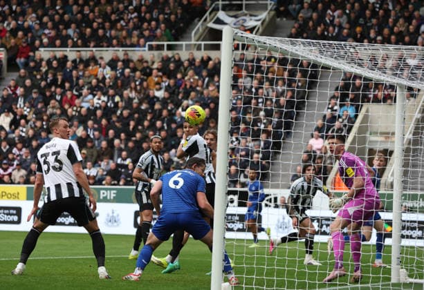 Newcastle Upon Tyne, England, 28th February 2026. Jarrad Branthwaite (R) of Everton heads to score the first goal during the Newcastle United vs Everton Premier League match at St. James Park, Newcastle Upon Tyne. Picture credit should read: Nigel Roddis Sportimage EDITORIAL USE ONLY. No use with unauthorised audio, video, data, fixture lists, club league logos or live services. Online in-match use limited to 120 images, no video emulation. No use in betting, games or single club league player publications. SPI_023_NR_NEWC_EVER SPI-4562-0023