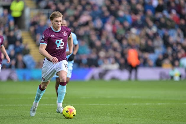 28th February 2026; Turf Moor, Burnley, Lancashire, England; Premier League Football, Burnley versus Brentford; Zian Flemming of Burnley runs with the ball  LeexDurkin Content restricted for UK based newspaper