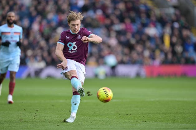 28th February 2026; Turf Moor, Burnley, Lancashire, England; Premier League Football, Burnley versus Brentford; Zian Flemming of Burnley passes the ball  LeexDurkin Content restricted for UK based newspaper