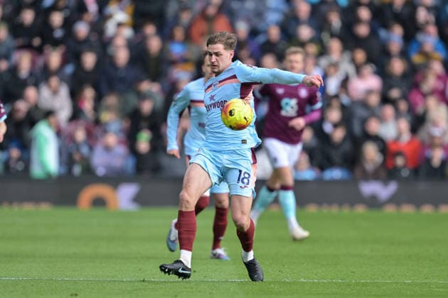 28th February 2026; Turf Moor, Burnley, Lancashire, England; Premier League Football, Burnley versus Brentford; Yehor Yarmolyuk of Brentford controls the loose ball  LeexDurkin Content restricted for UK based newspaper