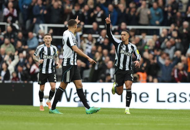 Newcastle Upon Tyne, England, 28th February 2026. Jacob Ramsey (R) of Newcastle United celebrates scxoring during the Newcastle United vs Everton Premier League match at St. James Park, Newcastle Upon Tyne. Picture credit should read: Nigel Roddis Sportimage EDITORIAL USE ONLY. No use with unauthorised audio, video, data, fixture lists, club league logos or live services. Online in-match use limited to 120 images, no video emulation. No use in betting, games or single club league player publications. SPI_024_NR_NEWC_EVER SPI-4562-0024