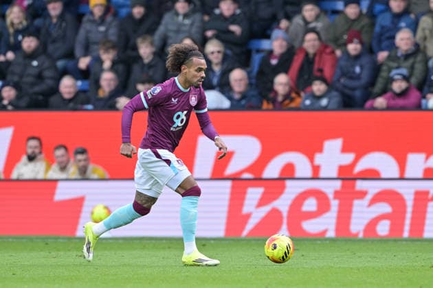 28th February 2026; Turf Moor, Burnley, Lancashire, England; Premier League Football, Burnley versus Brentford; Lucas Pires of Burnley& x2019; runs down the wing with the ball  LeexDurkin Content restricted for UK based newspaper
