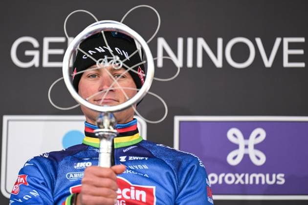 Sport Bilder des Tages Dutch Mathieu van der Poel of Alpecin-Premier Tech celebrates on the podium after winning the 81st edition of the men s one-day cycling race Omloop Het Nieuwsblad (UCI World Tour), the opening race of the Flemish one-day classics season, 207,6 km from Gent to Ninove, Saturday 28 February 2026. DAVIDxPINTENS  x165959761x