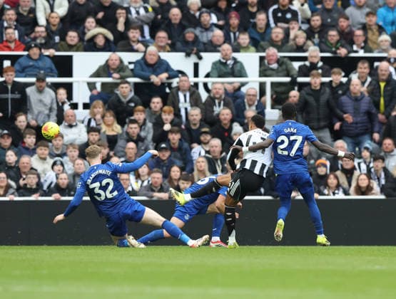 Newcastle Upon Tyne, England, 28th February 2026. Jacob Ramsey (2ndR) of Newcastle United shoots to score during the Newcastle United vs Everton Premier League match at St. James Park, Newcastle Upon Tyne. Picture credit should read: Nigel Roddis Sportimage EDITORIAL USE ONLY. No use with unauthorised audio, video, data, fixture lists, club league logos or live services. Online in-match use limited to 120 images, no video emulation. No use in betting, games or single club league player publications. SPI_033_NR_NEWC_EVER SPI-4562-0035