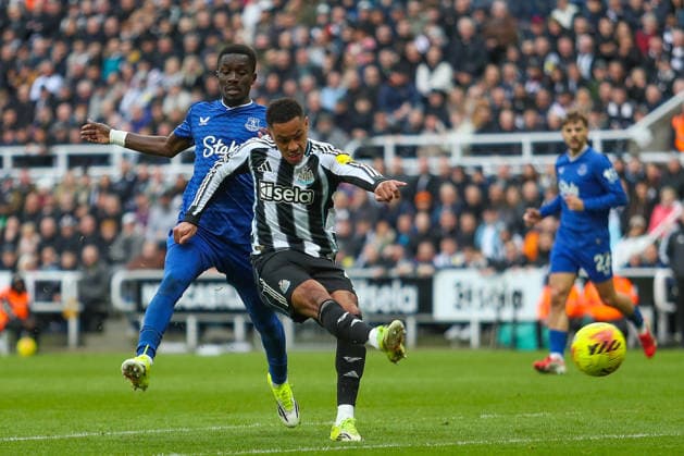 Newcastle United v Everton, Premier League Jacob Ramsey Of Newcastle United scores a GOAL 1-1 during the Newcastle United v Everton Premier League match at St. James Park, Newcastle Upon Tyne, England on 28 February 2026 Credit: Lee Keuneke Every Second Media Editorial use only. All images are copyright Every Second Media Limited. No images may be reproduced without prior permission. All rights reserved. Premier League and Football League images are subject to licensing agreements with Football DataCo Limited. see https: www.football-dataco.com Copyright: xIMAGO EveryxSecondxMediax ESM-1827-0070 LeexKeunekex xEveryxSecondxMediax