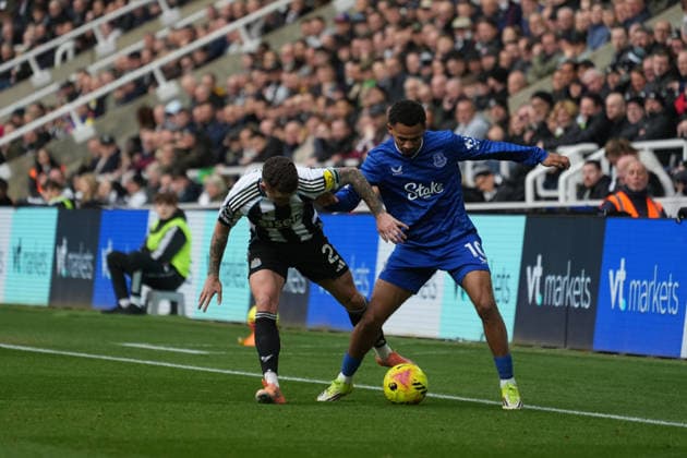 28th February 2026; St James Park, Newcastle, England; Premier League Football, Newcastle United versus Everton; Iliman Ndiaye of Everton on feels pressure from Kieran Trippier of Newcastle United  AlecxBrown Content restricted for UK based newspaper