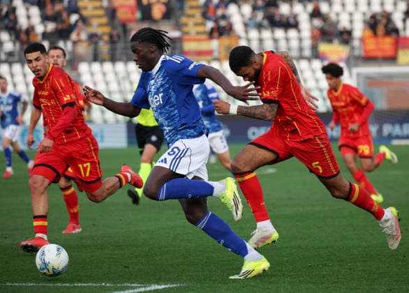 February 28, 2026, Como, ITALY: Como 1907 s forward Assane Diao Diaoune in action against US Lecce s defender Jamil Siebert during the Italian Serie A soccer match between Como 1907 and US Lecce at Giuseppe Sinigaglia stadium in Como, Italy, 28 February 2026. ANSA ROBERTO BREGANI. Serie A; Como 1907-US Lecce  - ZUMAa110 20260228_zaf_a110_131 Copyright: xRobertoxBreganix