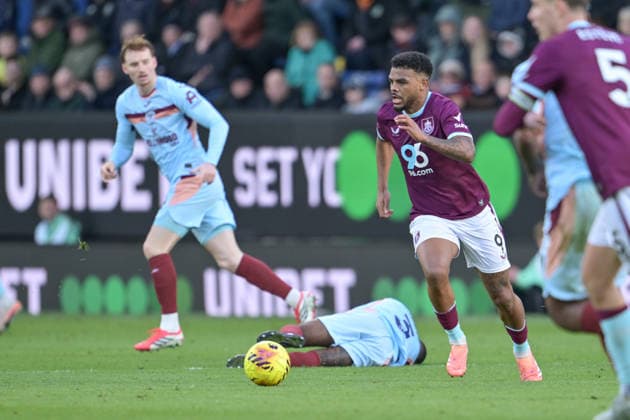 28th February 2026; Turf Moor, Burnley, Lancashire, England; Premier League Football, Burnley versus Brentford; Lyle Foster of Burnley runs with the ball  LeexDurkin