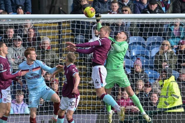 28th February 2026; Turf Moor, Burnley, Lancashire, England; Premier League Football, Burnley versus Brentford; Martin Dubravka of Burnley punches the ball wide  LeexDurkin
