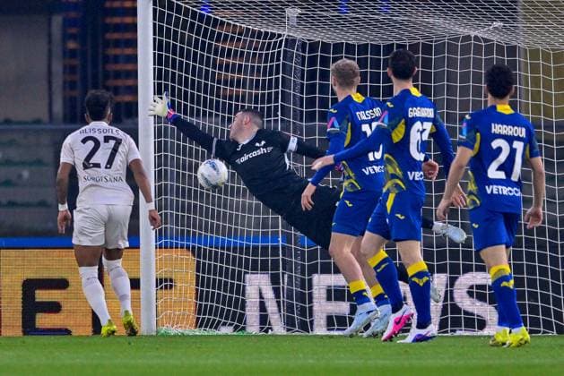 Foto IPP Maurilio Boldrini Verona 28.02.26 Calcio Campionato di Serie A 2025 2026 Hellas Verona - Napoli nella foto la palla entra in rete per il gol del 0-1 del napoli Italy Photo Press Worldwide Copyright italy ITALY  Copyright: xR4924_italyphotopressx