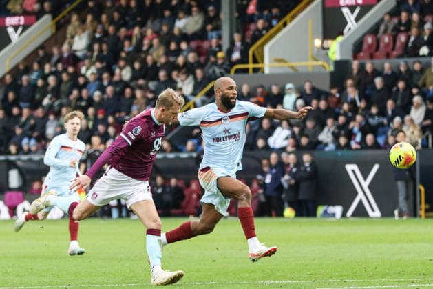 Igor Thiago (9 Brentford) controls the ball during the Premier League match between Burnley and Brentford at Turf Moor in Burnley, England on 28th February 2026. Copyright: xSeanxChandlerx xSPPx Sportspressphoto_SPR98632