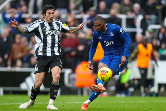 Newcastle United v Everton, Premier League Beto Of Everton shoots at goal and see™s his effort hit the cross bar during the Newcastle United v Everton Premier League match at St. James Park, Newcastle Upon Tyne, England on 28 February 2026 Credit: Lee Keuneke Every Second Media Editorial use only. All images are copyright Every Second Media Limited. No images may be reproduced without prior permission. All rights reserved. Premier League and Football League images are subject to licensing agreements with Football DataCo Limited. see https: www.football-dataco.com Copyright: xIMAGO EveryxSecondxMediax ESM-1827-0116 LeexKeunekex xEveryxSecondxMediax