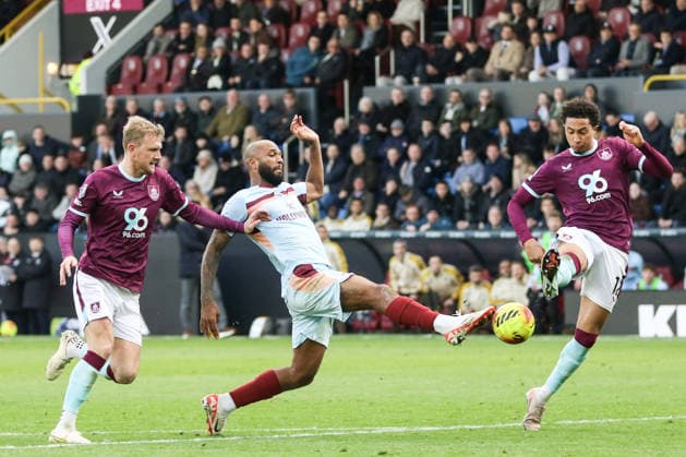 Igor Thiago (9 Brentford) controls the ball during the Premier League match between Burnley and Brentford at Turf Moor in Burnley, England on 28th February 2026. Copyright: xSeanxChandlerx xSPPx Sportspressphoto_SPR98635