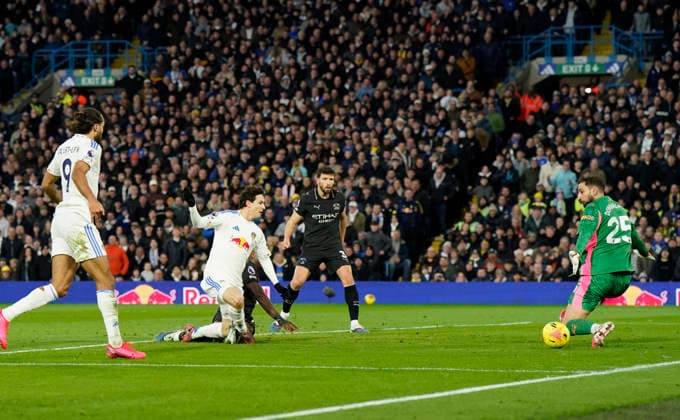 Leeds, England, 28th February 2026. Brenden Aaronson of Leeds United shoots wide of the post during the Leeds United vs Manchester City Premier League match at Elland Road, Leeds. Picture credit should read: Andrew Yates Sportimage EDITORIAL USE ONLY. No use with unauthorised audio, video, data, fixture lists, club league logos or live services. Online in-match use limited to 120 images, no video emulation. No use in betting, games or single club league player publications. SPI_045_AY_Leeds_Man_City SPI-4565-0045
