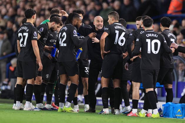 Football - Premier League - Leeds United v Manchester City 28th February 2026 - Premier League - Leeds United v Manchester City - Manchester City manager Pep Guardiola speaks to his players - Photo: Simon Stacpoole Offside. Leeds UK Copyright: xSimonxStacpoolexOffside
