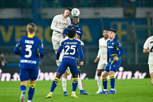 Header of Napoli s Sam Beukema during Hellas Verona FC vs SSC Napoli, Italian soccer Serie A match in Verona, Italy, February 28 2026  Copyright: xAlessioxMarini IPAxSportx xipa-agency.netx xx IPA_72164149 IPA_Agency_IPA72164149