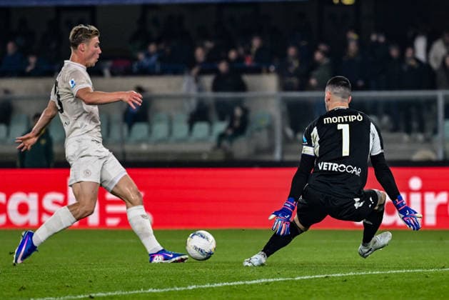 CALCIO - Serie A - Hellas Verona FC vs SSC Napoli Napoli s Rasmus Hojlund and Hellas Verona s Lorenzo Montipo during Hellas Verona FC vs SSC Napoli, Italian soccer Serie A match in Verona, Italy, February 28 2026 Verona Italy  Copyright: xIPAxSport ABACAx