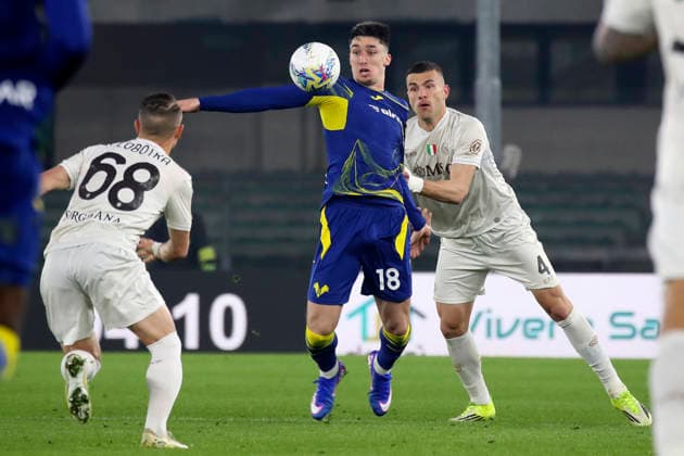 Verona™s Kieron Bowie Napoli™s Alessandro Buongiorno I during the Serie A soccer match between Hellas Verona and Napoli at the Bentegodi Stadium in Verona, north west Italy - Saturday , February 28 , 2026. - Soccer .  Copyright: xPaolaxGarbuio Lapressex