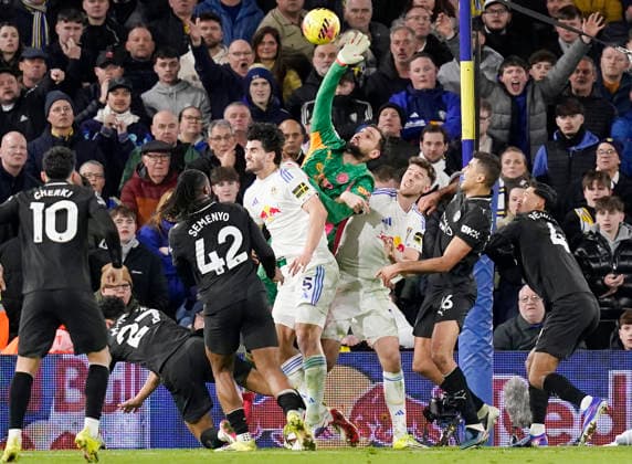 Sport Bilder des Tages Leeds, England, 28th February 2026. Gianluigi Donnarumma of Manchester City clears the ball under pressure during the Leeds United vs Manchester City Premier League match at Elland Road, Leeds. Picture credit should read: Andrew Yates Sportimage EDITORIAL USE ONLY. No use with unauthorised audio, video, data, fixture lists, club league logos or live services. Online in-match use limited to 120 images, no video emulation. No use in betting, games or single club league player publications. SPI_080_AY_Leeds_Man_City SPI-4565-0080