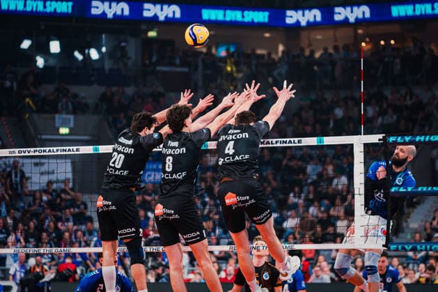 Sport Bilder des Tages DVV-Pokal VfB Friedrichshafen - SVG Lüneburg 28.02.2026 Ethan Champlin (SVG Lüneburg, 20), Cole Young (SVG Lüneburg, 8) und Christopher Byam (SVG Lüneburg, 4) im Block; Volleyball, Zoi DVV-Pokalfinale: VfB Friedrichshafen vs. SVG Lüneburg am 28.02.2026 in der SAP-Arena, Mannheim Copyright: xBEAUTIFULxSPORTS Tonhäuserx