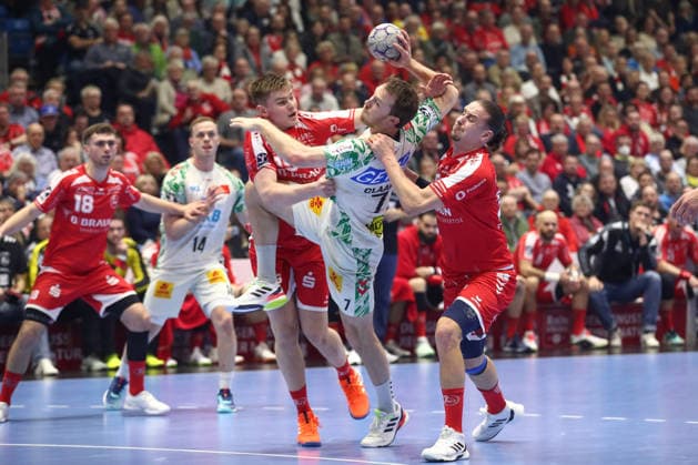 28.02.2026, xtgx, Handball, Daikin HBL, MT Melsungen - SC Magdeburg v.l. Reynir Thor Stefansson (Melsungen, 19), Gisli Thorgeir Kristjansson (Magdeburg, 10), Olle Forsell Schefvert (Melsungen, 25) Zweikampf, Duell, Kampf, tackle Kassel