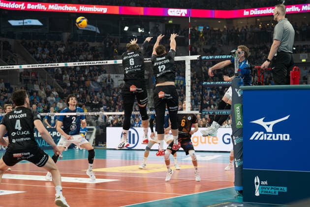 28.02.2026, xhfmx, Volleyball DVV Pokalfinale 2026 Herren, VfB Friedrichshafen - SVG Lüneburg v.l. Jackson Howe (SVG Lüneburg) und Santeri Välimaa (SVG Lüneburg) am Block (DFL DFB REGULATIONS PROHIBIT ANY USE OF PHOTOGRAPHS as IMAGE SEQUENCES and or QUASI-VIDEO) Mannheim