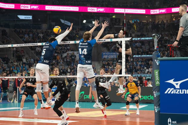 28.02.2026, xhfmx, Volleyball DVV Pokalfinale 2026 Herren, VfB Friedrichshafen - SVG Lüneburg v.l. Louis Kunstmann (VfB Friedrichshafen), Parker van Buren (VfB Friedrichshafen) am Block gegen Ethan Champlin (SVG Lüneburg) (DFL DFB REGULATIONS PROHIBIT ANY USE OF PHOTOGRAPHS as IMAGE SEQUENCES and or QUASI-VIDEO) Mannheim