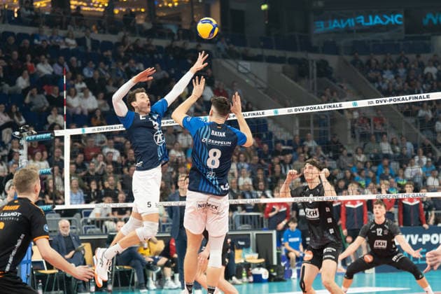 28.02.2026, xhfmx, Volleyball DVV Pokalfinale 2026 Herren, VfB Friedrichshafen - SVG Lüneburg v.l. Louis Kunstmann (VfB Friedrichshafen), Aleksa Batak (VfB Friedrichshafen) (DFL DFB REGULATIONS PROHIBIT ANY USE OF PHOTOGRAPHS as IMAGE SEQUENCES and or QUASI-VIDEO) Mannheim