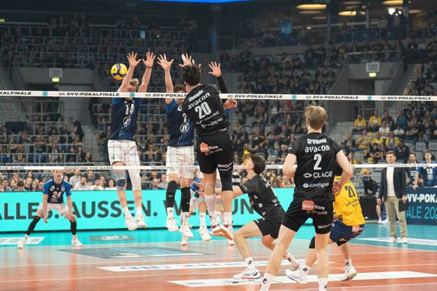 28.02.2026, xhfmx, Volleyball DVV Pokalfinale 2026 Herren, VfB Friedrichshafen - SVG Lüneburg v.l. Parker van Buren (VfB Friedrichshafen) und Gustavo Maciel (VfB Friedrichshafen) blocken gegen Ethan Champlin (SVG Lüneburg) (DFL DFB REGULATIONS PROHIBIT ANY USE OF PHOTOGRAPHS as IMAGE SEQUENCES and or QUASI-VIDEO) Mannheim
