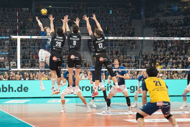 28.02.2026, xhfmx, Volleyball DVV Pokalfinale 2026 Herren, VfB Friedrichshafen - SVG Lüneburg v.l. Ethan Champlin (SVG Lüneburg), Cole Young (SVG Lüneburg) und Santeri Välimaa (SVG Lüneburg) blocken gegen Parker van Buren (VfB Friedrichshafen) (DFL DFB REGULATIONS PROHIBIT ANY USE OF PHOTOGRAPHS as IMAGE SEQUENCES and or QUASI-VIDEO) Mannheim