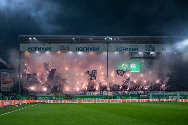 Sport Bilder des Tages 28.02.2026, Fussball, 2. Bundesliga, Saison 2025 2026, 24. Spieltag, SpVgg Greuther Fürth - FC Schalke 04, Pyrotechnik im Block der Fans des FC Schalke 04, xRHR-FOTO YYx