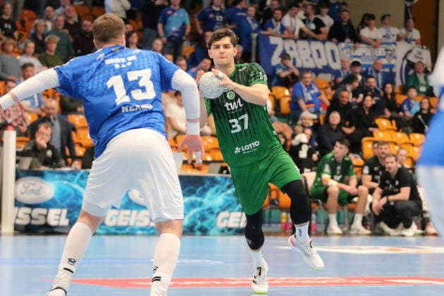 28.02.2026 Handball Herren 2025 2026 2. Handball-Bundesliga 22. Spieltag Dessau-Roßlauer HV 06 - Eulen Ludwigshafen Anhalt Arena Dessau Finn-Lukas Leun (Ludwigshafen, 37, grün) am Ball. Dessau-Roßlau Sachsen-Anhalt Deutschland