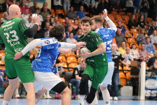 28.02.2026 Handball Herren 2025 2026 2. Handball-Bundesliga 22. Spieltag Dessau-Roßlauer HV 06 - Eulen Ludwigshafen Anhalt Arena Dessau Carl-Phillip Haake (Dessau, 7, blau) und Jakub Powarzynski (Dessau, 14, blau) versuchen Finn-Lukas Leun (Ludwigshafen, 37, grün) zu stoppen. Dessau-Roßlau Sachsen-Anhalt Deutschland