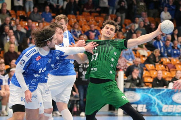 28.02.2026 Handball Herren 2025 2026 2. Handball-Bundesliga 22. Spieltag Dessau-Roßlauer HV 06 - Eulen Ludwigshafen Anhalt Arena Dessau Carl-Phillip Haake (Dessau, 7, blau) und Jakub Powarzynski (Dessau, 14, blau) versuchen Finn-Lukas Leun (Ludwigshafen, 37, grün) zu stoppen. Dessau-Roßlau Sachsen-Anhalt Deutschland