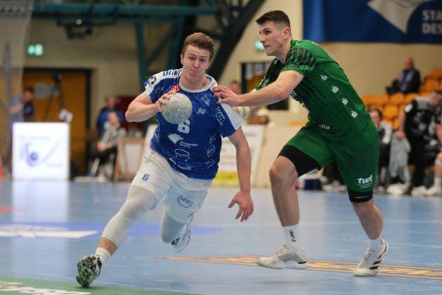 28.02.2026 Handball Herren 2025 2026 2. Handball-Bundesliga 22. Spieltag Dessau-Roßlauer HV 06 - Eulen Ludwigshafen Anhalt Arena Dessau Fritz-Leon Haake (Dessau, 6, blau) im Angriff. Mihailo Ilic (Ludwigshafen, 7, grün) kann ihn nicht halten. Dessau-Roßlau Sachsen-Anhalt Deutschland