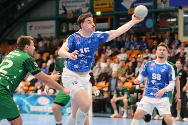28.02.2026 Handball Herren 2025 2026 2. Handball-Bundesliga 22. Spieltag Dessau-Roßlauer HV 06 - Eulen Ludwigshafen Anhalt Arena Dessau Marcel Nowak (Dessau, 15, blau) beim Torwurf. Dessau-Roßlau Sachsen-Anhalt Deutschland