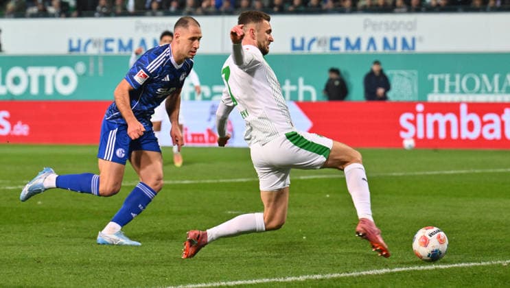 Sport Bilder des Tages 28.02.2026 - Fussball - Saison 2025 2026 - 2. Fussball - Bundesliga - 24. Spieltag: SpVgg Greuther Fürth ( Kleeblatt SGF ) - FC Schalke 04 - Sportfoto Zink - xwoxzix - DFL regulations prohibit any use of photographs as image sequences and or quasi-video - only for editorial use - Dennis Srbeny (7, SpVgg Greuther Fürth ) erzielt Treffer Tor Torschuß zum 1:0 gegen Nikola Katic (25, FC Schalke 04 S04 )