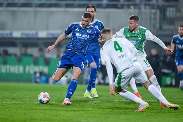 28.02.2026, Fussball, 2. Bundesliga, Saison 2025 2026, 24. Spieltag, SpVgg Greuther Fürth - FC Schalke 04, Torchance Edin DÅ¾eko Dzeko (FC Schalke 04), Philipp Ziereis (SpVgg Greuther Fürth) xRHR-FOTO YYx