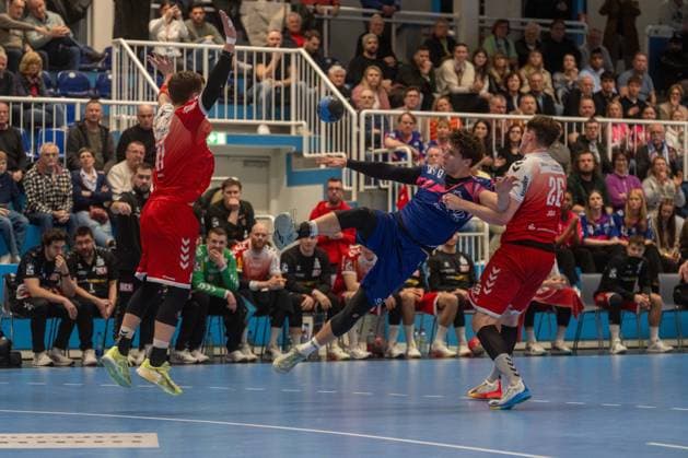 Luca Krist (TSV Bayer Dormagen, 02),Wurfversuch am Kreis, Tom Wolf (TuSEM Essen, 26), hält den Gegenspieler fest TSV Dormagen vs. TuSEM Essen, Handball, 2.HBL, 22.Spieltag, Saison 2025 26, 28.02.2026, TSV Dormagen vs. TuSEM Essen, Handball, 2.HBL, 22.Spieltag, Saison 2025 26, 28.02.2026 Dormagen Copyright: xEibner-Pressefoto LukasxBaldygax EP_LBA