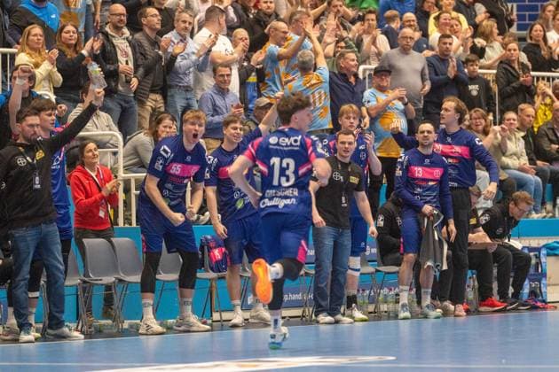 Frederik Sondermann (TSV Bayer Dormagen, 55),Julian Bauer (TSV Bayer Dormagen, Trainer),Kaj Kriescher (TSV Bayer Dormagen, 13), bejubeln ein Tor auf der Bank TSV Dormagen vs. TuSEM Essen, Handball, 2.HBL, 22.Spieltag, Saison 2025 26, 28.02.2026, TSV Dormagen vs. TuSEM Essen, Handball, 2.HBL, 22.Spieltag, Saison 2025 26, 28.02.2026 Dormagen Copyright: xEibner-Pressefoto LukasxBaldygax EP_LBA