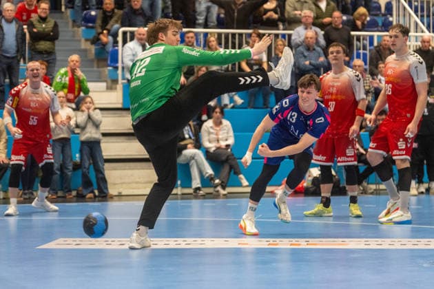 Finn Knaack (TuSEM Essen, 12), schaut dem Ball hinterher,Kaj Kriescher (TSV Bayer Dormagen, 13) Wurf zum Treffer TSV Dormagen vs. TuSEM Essen, Handball, 2.HBL, 22.Spieltag, Saison 2025 26, 28.02.2026, TSV Dormagen vs. TuSEM Essen, Handball, 2.HBL, 22.Spieltag, Saison 2025 26, 28.02.2026 Dormagen Copyright: xEibner-Pressefoto LukasxBaldygax EP_LBA