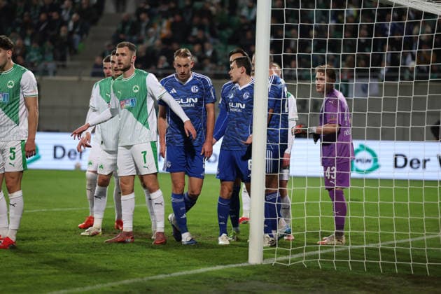 28.02.2026, xrekx, Fussball 2.Bundesliga, SpVgg Greuther Fuerth - FC Schalke 04 v.l. Eckball Dennis Srbeny (SpVgg Greuther Fuerth) Timo Becker (FC Schalke 04) Ron Schallenberg (FC Schalke 04) Silas Prüfrock Pruefrock (SpVgg Greuther Fuerth) (DFL DFB REGULATIONS PROHIBIT ANY USE OF PHOTOGRAPHS as IMAGE SEQUENCES and or QUASI-VIDEO) Fuerth