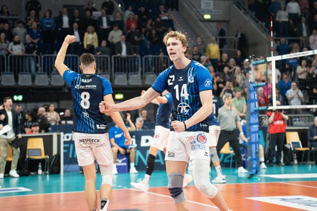 28.02.2026, xhfmx, Volleyball DVV Pokalfinale 2026 Herren, VfB Friedrichshafen - SVG Lüneburg v.l. Aleksa Batak (VfB Friedrichshafen), Parker van Buren (VfB Friedrichshafen) jubelt (DFL DFB REGULATIONS PROHIBIT ANY USE OF PHOTOGRAPHS as IMAGE SEQUENCES and or QUASI-VIDEO) Mannheim