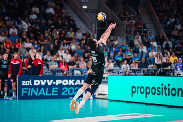 DVV-Pokal VfB Friedrichshafen - SVG Lüneburg 28.02.2026 Ethan Champlin (SVG Lüneburg, 20) rettet den Ball; Volleyball, Zoi DVV-Pokalfinale: VfB Friedrichshafen vs. SVG Lüneburg am 28.02.2026 in der SAP-Arena, Mannheim Copyright: xBEAUTIFULxSPORTS Tonhäuserx